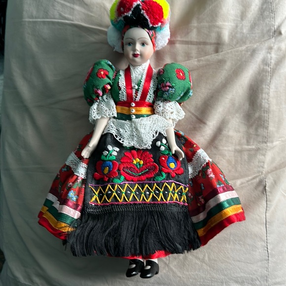 Doll, beautiful costume, brand new,! - Picture 1 of 1